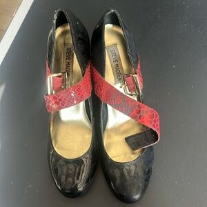 Black patent leather pumps red strap 8M